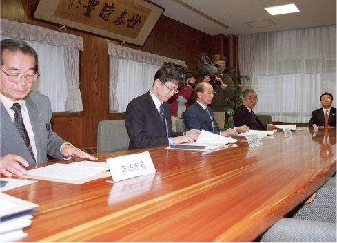 主要株主の支援継続調印式
