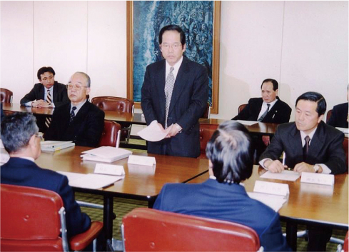 就任あいさつで決意表明をする海野一幸新社長