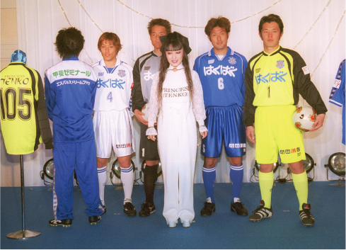 経営危機立て直しに引田天功(PRINCESS TENKO)がユニフォームスポンサーになり話題を集める(2002年・2003年)