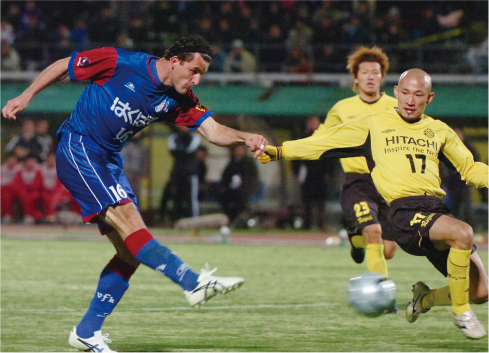 入れ替え戦で立て続けにゴールを取るFWバレー。柏の17番は土屋征夫。2013年には甲府に加入