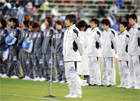 この年新監督に就任し最終戦であいさつをする安間貴義監督