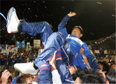 胴上げされる内田一夫監督