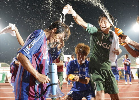 ホーム岡山戦でＪ通算400試合出場を達成し勝利後に祝福される石原克哉