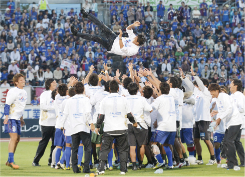 初優勝のホーム最終戦で宙に舞う城福浩監督