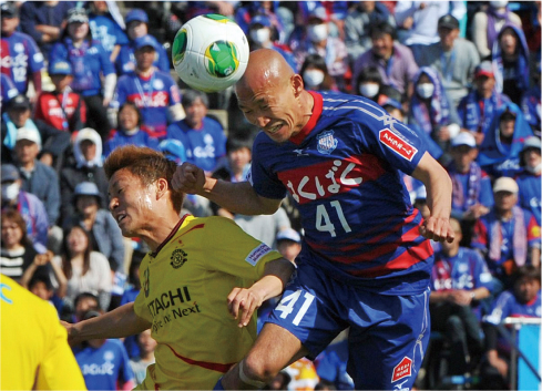 39歳の大ベテラン土屋征夫。捨て身のヘディングがスタンドを沸かす