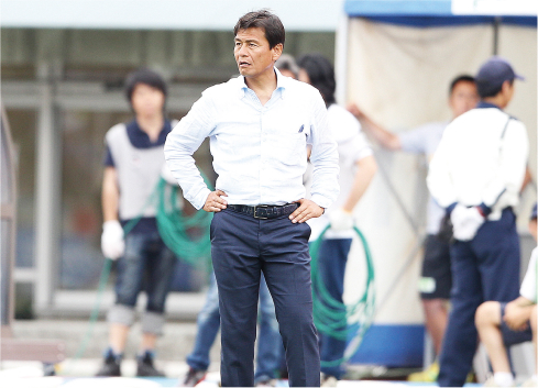 ２度目の途中就任でピッチに立つ佐久間悟監督