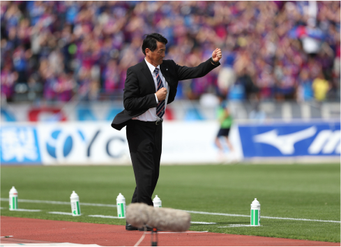 5月、吉田監督に代わり指揮を執った上野展裕監督