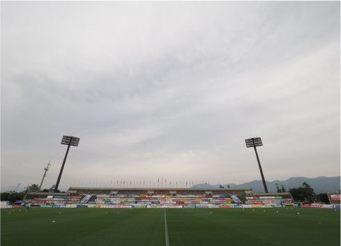 無観客試合のためバックスタンドに横断幕を集結
