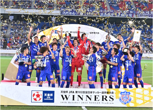 優勝セレモニーで歓喜の選手たち