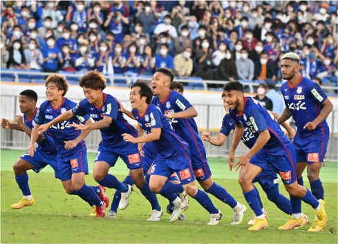 山本のゴールが決まった瞬間、駆け出す選手たち