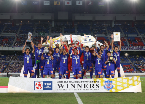 優勝セレモニーで歓喜の選手たち