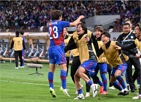 vs浙江FC戦で3得点目を決め、ベンチメンバーと喜ぶ関口正大主将